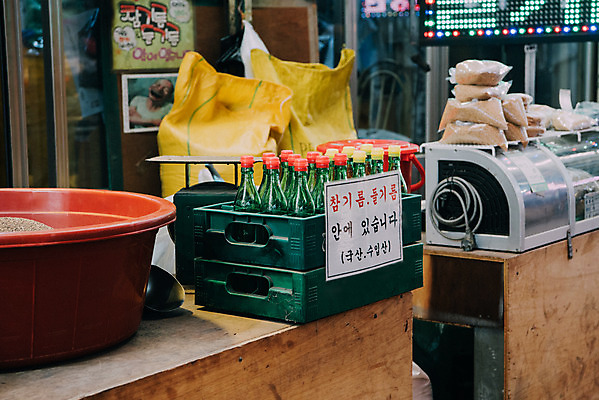 포토 JPG 주간 유리병 한국 사람없음 야외 시장 재래시장 가판대 전통시장 참기름 지동시장 수원시장 들기름 국내포토 자연요소 전통 아시아 병_용기 기름_음식 수원 파일형식