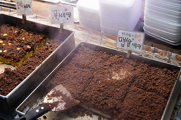 포토 JPG 주간 떡 한국 사람없음 야외 시장 재래시장 떡집 시루떡 전통시장 지동시장 수원시장 국내포토 자연요소 전통 아시아 수원 파일형식