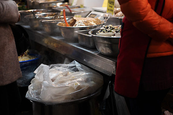 포토 JPG 주간 반찬 한국 옥수수 야외 두명 된장 시장 상인 재래시장 반찬가게 전통시장 지동시장 수원시장 국내포토 자연요소 전통 아시아 음식 곡류 사람 상점 양념 수원 파일형식