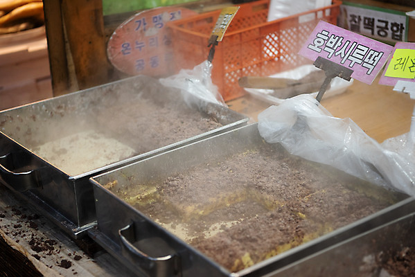 포토 JPG 주간 떡 한국 사람없음 야외 시장 재래시장 떡집 시루떡 전통시장 지동시장 수원시장 국내포토 자연요소 전통 아시아 수원 파일형식