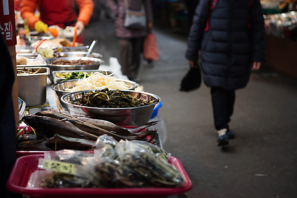 포토 JPG 주간 채소 한국 여러명 야외 아웃포커스 바구니 보행자 시장 재래시장 우거지 전통시장 지동시장 수원시장 국내포토 자연요소 전통 아시아 다수 촬영기법 사람 수원 파일형식