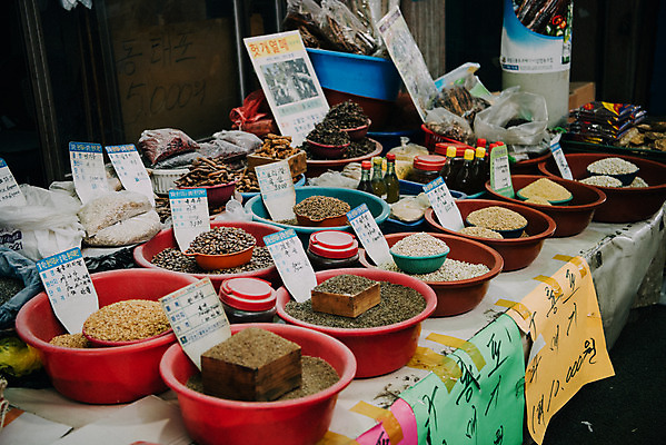 포토 JPG 주간 한국 옥수수 사람없음 야외 시장 메밀 재래시장 둥글레 보리차 율무 전통시장 헛개나무열매 지동시장 수원시장 국내포토 자연요소 전통 열매 아시아 식재료 곡류 차_음료 수원 파일형식 슈퍼푸드