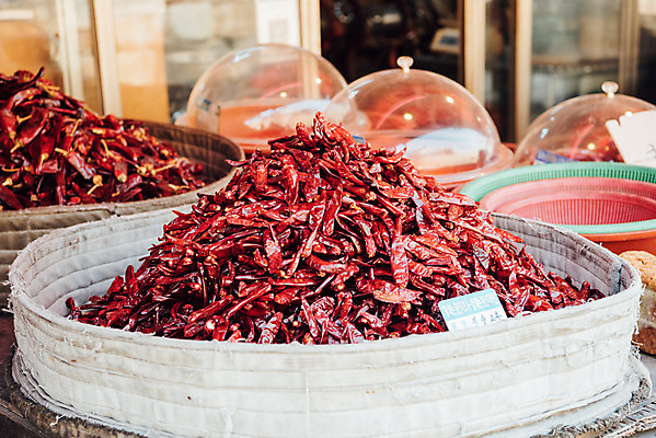 포토 JPG 주간 고추 한국 사람없음 야외 바구니 시장 재래시장 말린고추 전통시장 청양고추 지동시장 수원시장 국내포토 자연요소 전통 아시아 채소 수원 파일형식