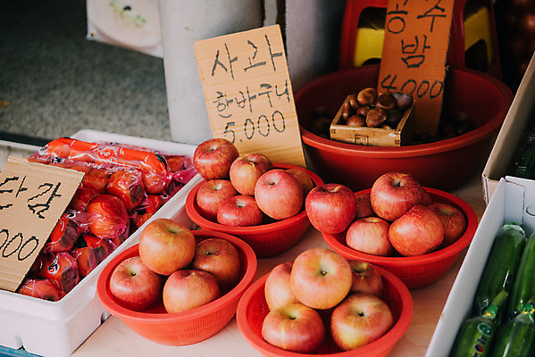 포토 JPG 주간 과일 한국 사람없음 야외 바구니 시장 사과 밤 재래시장 과일가게 단감 전통시장 지동시장 수원시장 국내포토 자연요소 전통 아시아 감 상점 견과류 수원 파일형식