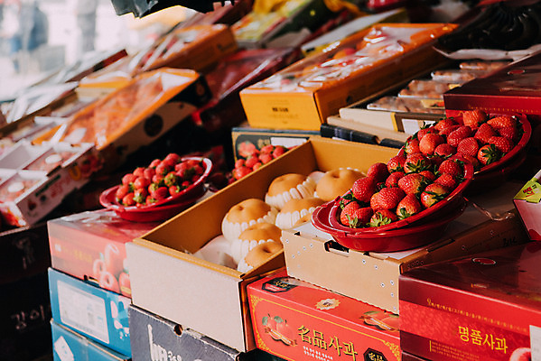 포토 JPG 주간 딸기 한국 감 사람없음 야외 바구니 배 시장 재래시장 과일가게 전통시장 지동시장 수원시장 국내포토 자연요소 전통 아시아 과일 상점 수원 파일형식