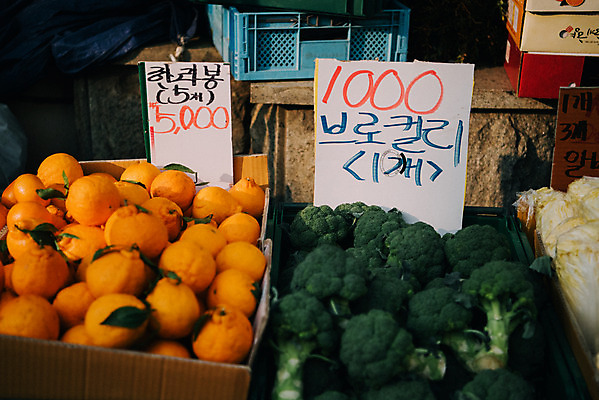 포토 JPG 주간 채소 과일 한국 사람없음 야외 시장 브로콜리 배추 재래시장 한라봉 전통시장 지동시장 수원시장 국내포토 자연요소 전통 아시아 수원 파일형식