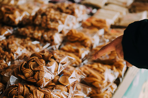 포토 JPG 주간 손 한국 야외 아웃포커스 신체부위 과자 가리킴 시장 재래시장 약과 건빵 옛날 전통시장 수원시장 못골시장 국내포토 자연요소 전통 아시아 빵 디저트 촬영기법 사람 손짓 전통음식 수원 파일형식