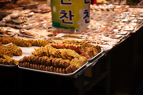 포토 JPG 주간 한국 사람없음 야외 꼬치 시장 동그랑땡 전 재래시장 명태전 전통시장 호박전 수원시장 못골시장 국내포토 자연요소 전통 아시아 음식 수원 파일형식