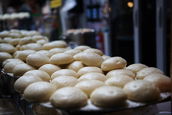 포토 JPG 주간 겨울 디저트 한국 사람없음 야외 아웃포커스 시장 재래시장 길거리음식 전통시장 호빵 수원시장 못골시장 국내포토 자연요소 전통 계절 아시아 음식 빵 촬영기법 수원 파일형식