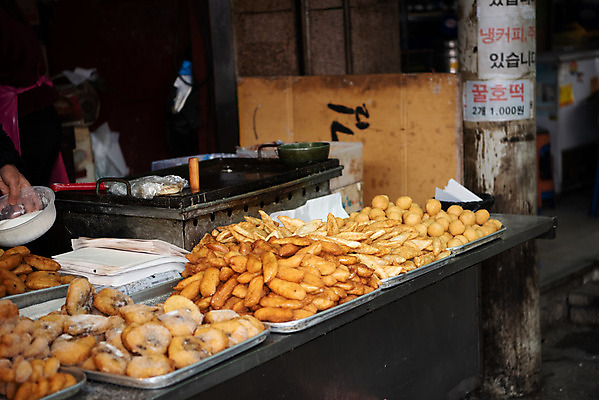 포토 JPG 주간 한국 사람없음 야외 튀김 시장 도넛 분식 만두 재래시장 전통시장 찹쌀도너츠 튀김만두 수원시장 못골시장 국내포토 자연요소 전통 아시아 음식 디저트 수원 파일형식