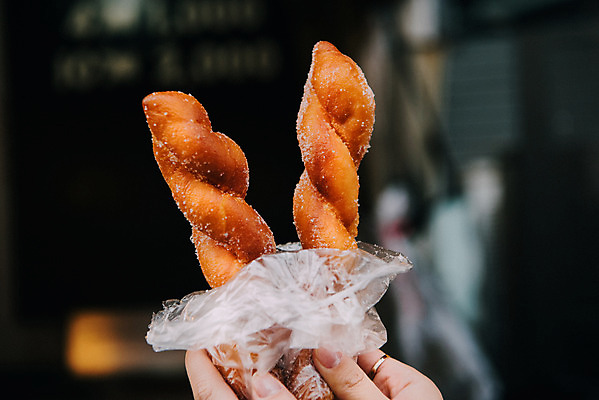 포토 JPG 주간 손 디저트 한국 들기 야외 아웃포커스 신체부위 시장 재래시장 꽈배기 꽈배기빵 전통시장 수원시장 못골시장 국내포토 자연요소 전통 아시아 음식 빵 모션 촬영기법 사람 수원 파일형식
