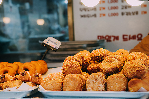 포토 JPG 주간 디저트 한국 사람없음 야외 튀김 소시지 시장 도넛 재래시장 핫도그 전통시장 소세지빵 수원시장 못골시장 국내포토 자연요소 전통 아시아 음식 빵 패스트푸드 가공식품 수원 파일형식