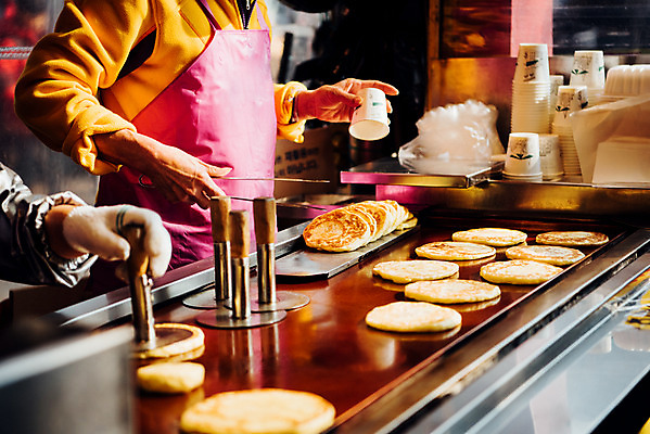 포토 JPG 주간 디저트 한국 야외 두명 시장 종이컵 상인 겨울음식 겨울간식 재래시장 길거리음식 전통시장 호떡 수원시장 못골시장 제철음식 국내포토 자연요소 전통 아시아 음식 겨울 사람 컵 일회용 수원 제철 파일형식