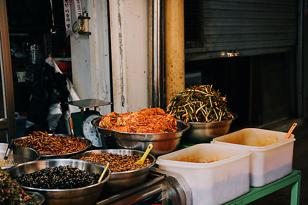 포토 JPG 주간 김치 한국 저울 사람없음 야외 바구니 시장 재래시장 파김치 반찬가게 전통시장 콩자반 수원시장 못골시장 국내포토 자연요소 전통 아시아 한식 음식 상점 수원 파일형식