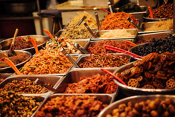 포토 JPG 주간 반찬 한국 사람없음 야외 쌓기 시장 가득함 재래시장 연근 반찬가게 연근조림 오징어채 전통시장 콩자반 수원시장 못골시장 국내포토 자연요소 전통 아시아 음식 채소 모션 상점 건어물 조림 수원 파일형식