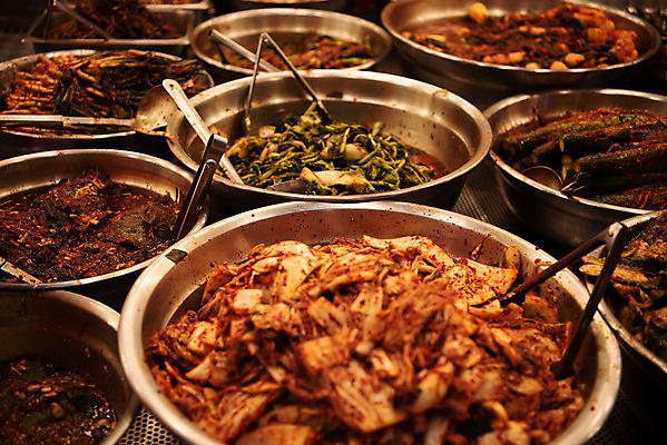 포토 JPG 주간 반찬 김치 한국 사람없음 야외 시장 배추김치 재래시장 열무김치 반찬가게 오이무침 전통시장 수원시장 못골시장 국내포토 자연요소 전통 아시아 한식 음식 상점 무침 수원 파일형식