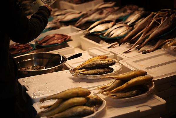 포토 JPG 주간 여러마리 한국 어류 사람없음 야외 바구니 시장 재래시장 수산시장 가판대 생선가게 전통시장 수원시장 못골시장 국내포토 자연요소 전통 아시아 다수 상점 수중동물 수원 파일형식