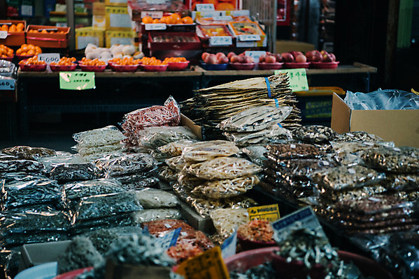 포토 JPG 주간 과일 여러마리 귤 한국 감 어류 사람없음 야외 아웃포커스 시장 명태 사과 오징어 재래시장 수산시장 건어물 가판대 멸치 생선가게 전통시장 수원시장 못골시장 제철과일 국내포토 자연요소 전통 아시아 다수 연체동물 촬영기법 상점 수중동물 생태_생선 수원 제철 파일형식