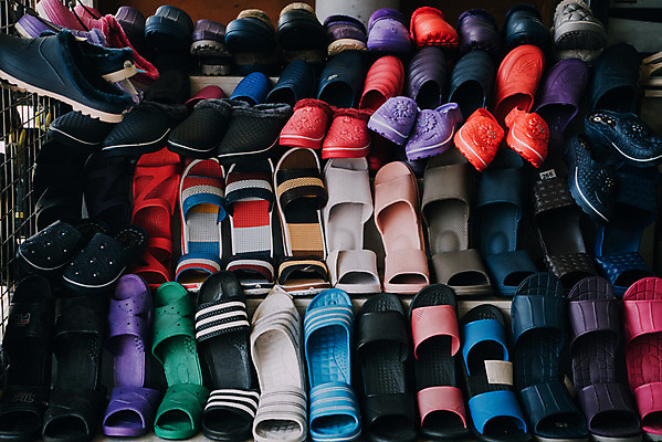 포토 JPG 주간 신발 슬리퍼 한국 실내화 사람없음 야외 시장 고무신 재래시장 전통시장 수원시장 못골시장 국내포토 자연요소 전통 아시아 수원 파일형식