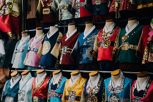 포토 JPG 주간 한국전통 사람없음 야외 시장 한복 옷가게 재래시장 남자한복 전통시장 수원시장 못골시장 국내포토 자연요소 전통 옷 한국 상점 전통의상 수원 파일형식