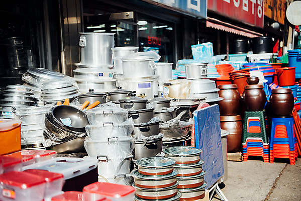 포토 JPG 주간 한국 사람없음 야외 바구니 항아리 시장 냄비 재래시장 고무대야 전통시장 수원시장 못골시장 국내포토 자연요소 전통 아시아 도자기 솥 대야 수원 파일형식
