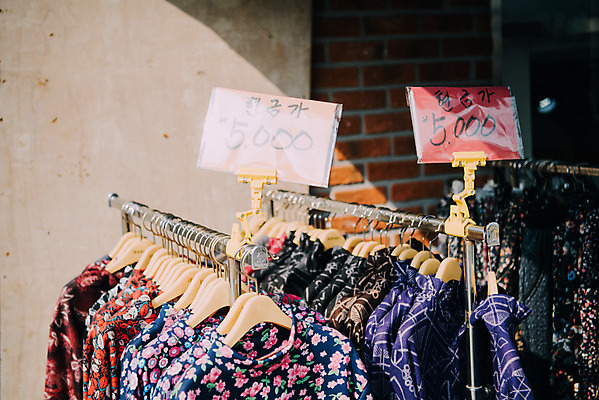 포토 JPG 주간 옷 상의 꽃무늬 한국 사람없음 야외 시장 옷걸이 옷가게 재래시장 전통시장 수원시장 못골시장 국내포토 자연요소 전통 꽃 아시아 무늬 상점 수원 파일형식