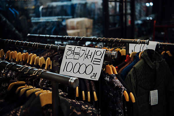 포토 JPG 주간 상의 한국 사람없음 야외 세일 시장 옷걸이 등산복 재래시장 밀리터리룩 전통시장 수원시장 못골시장 국내포토 자연요소 전통 옷 패션 아시아 등산 수원 파일형식