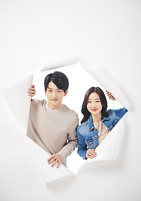 포토 JPG 스튜디오촬영 여자 남자 종이 대학생 벽지 실내 미소 상반신 20대 성인 두명 앞모습 청춘 한국인 흰배경 찢어짐 성인만 뚫기 나오기 국내포토 학생 뷰포인트 백그라운드 컨셉 모션 표정 사람 동양인 청년 내부 흰색 파일형식