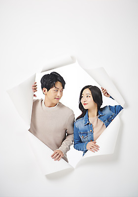 포토 JPG 스튜디오촬영 여자 남자 종이 대학생 벽지 실내 상반신 20대 성인 두명 앞모습 청춘 마주보기 한국인 흰배경 찢어짐 성인만 뚫기 나오기 국내포토 학생 뷰포인트 백그라운드 컨셉 모션 사람 동양인 청년 내부 흰색 파일형식