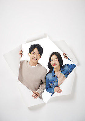포토 JPG 스튜디오촬영 여자 남자 종이 대학생 벽지 실내 미소 상반신 20대 성인 두명 앞모습 청춘 한국인 흰배경 찢어짐 성인만 뚫기 나오기 국내포토 학생 뷰포인트 백그라운드 컨셉 모션 표정 사람 동양인 청년 내부 흰색 파일형식