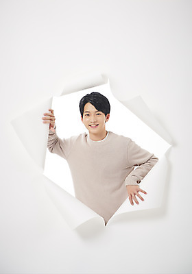 포토 JPG 스튜디오촬영 남자 종이 대학생 벽지 실내 한명 미소 상반신 20대 성인 앞모습 청춘 한국인 잡기 흰배경 찢어짐 성인남자한명만 뚫기 나오기 국내포토 1 학생 뷰포인트 백그라운드 컨셉 모션 표정 사람 동양인 청년 내부 흰색 남자한명만 성인남자만 파일형식