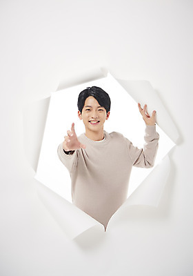 포토 JPG 스튜디오촬영 남자 종이 대학생 벽지 실내 한명 미소 상반신 20대 성인 앞모습 청춘 한국인 흰배경 찢어짐 손뻗기 성인남자한명만 뚫기 나오기 국내포토 1 학생 뷰포인트 백그라운드 컨셉 모션 표정 사람 동양인 청년 내부 흰색 남자한명만 성인남자만 파일형식