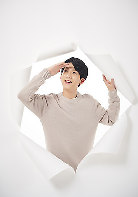 포토 JPG 스튜디오촬영 응시 남자 종이 대학생 벽지 실내 한명 미소 상반신 20대 성인 앞모습 청춘 한국인 올려보기 흰배경 찢어짐 성인남자한명만 뚫기 나오기 국내포토 1 학생 시선 뷰포인트 백그라운드 컨셉 모션 표정 사람 동양인 청년 내부 흰색 남자한명만 성인남자만 파일형식