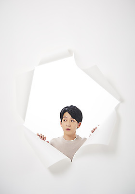 포토 JPG 스튜디오촬영 남자 종이 대학생 벽지 실내 한명 상반신 20대 성인 앞모습 청춘 한국인 호기심 흰배경 찢어짐 성인남자한명만 뚫기 나오기 국내포토 1 학생 감정 뷰포인트 백그라운드 컨셉 모션 사람 동양인 청년 내부 흰색 남자한명만 성인남자만 파일형식