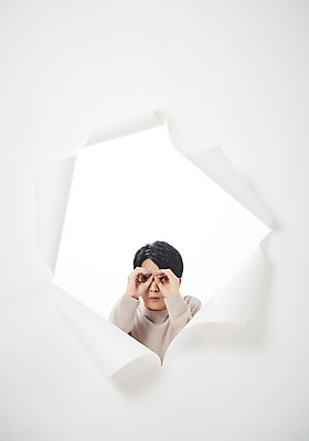 포토 JPG 스튜디오촬영 응시 남자 종이 대학생 벽지 실내 한명 손짓 상반신 20대 성인 앞모습 청춘 한국인 흰배경 찢어짐 성인남자한명만 뚫기 나오기 국내포토 1 학생 시선 뷰포인트 백그라운드 컨셉 모션 사람 동양인 청년 내부 흰색 남자한명만 성인남자만 파일형식