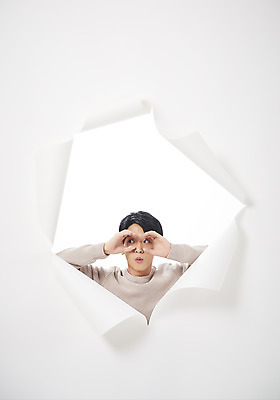 포토 JPG 스튜디오촬영 응시 남자 종이 대학생 벽지 실내 한명 손짓 상반신 20대 성인 앞모습 청춘 망원경 한국인 호기심 흰배경 찢어짐 성인남자한명만 뚫기 나오기 국내포토 1 학생 시선 감정 뷰포인트 백그라운드 컨셉 모션 사람 동양인 청년 내부 흰색 남자한명만 성인남자만 파일형식