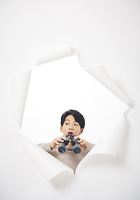 포토 JPG 스튜디오촬영 응시 남자 종이 대학생 벽지 실내 한명 들기 상반신 20대 성인 앞모습 청춘 망원경 한국인 호기심 흰배경 찢어짐 성인남자한명만 뚫기 나오기 국내포토 1 학생 시선 감정 뷰포인트 백그라운드 컨셉 모션 사람 동양인 청년 내부 흰색 남자한명만 성인남자만 파일형식