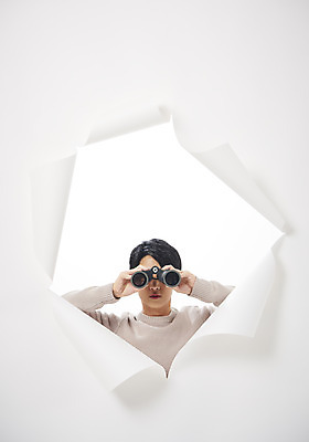 포토 JPG 스튜디오촬영 남자 종이 대학생 벽지 실내 한명 상반신 20대 성인 앞모습 청춘 망원경 한국인 관찰 흰배경 찢어짐 성인남자한명만 뚫기 나오기 국내포토 1 학생 뷰포인트 백그라운드 컨셉 모션 사람 동양인 청년 내부 흰색 남자한명만 성인남자만 파일형식