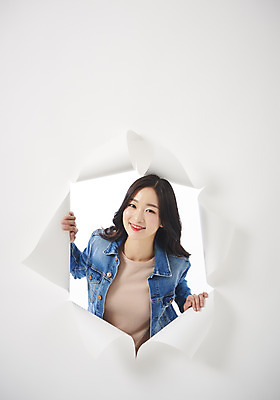 포토 JPG 스튜디오촬영 여자 종이 대학생 벽지 실내 한명 미소 상반신 20대 성인 앞모습 청춘 한국인 흰배경 찢어짐 성인여자한명만 뚫기 나오기 국내포토 1 학생 뷰포인트 백그라운드 컨셉 모션 표정 사람 동양인 청년 내부 흰색 여자한명만 성인여자만 파일형식