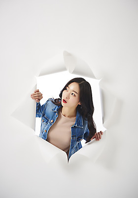포토 JPG 스튜디오촬영 응시 여자 종이 대학생 벽지 실내 한명 상반신 20대 성인 앞모습 청춘 한국인 호기심 흰배경 찢어짐 성인여자한명만 뚫기 나오기 국내포토 1 학생 시선 감정 뷰포인트 백그라운드 컨셉 모션 사람 동양인 청년 내부 흰색 여자한명만 성인여자만 파일형식