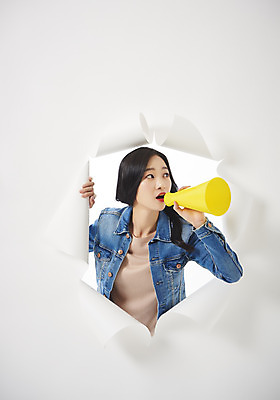 포토 JPG 스튜디오촬영 여자 종이 대학생 벽지 실내 한명 들기 상반신 20대 성인 앞모습 청춘 확성기 외침 한국인 흰배경 찢어짐 성인여자한명만 뚫기 나오기 국내포토 1 학생 뷰포인트 백그라운드 컨셉 모션 사람 동양인 청년 내부 소리 흰색 여자한명만 성인여자만 파일형식