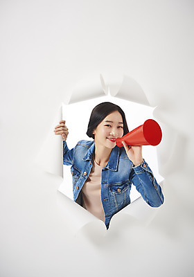 포토 JPG 스튜디오촬영 응시 여자 종이 대학생 벽지 실내 한명 미소 들기 상반신 20대 성인 앞모습 청춘 외침 한국인 흰배경 찢어짐 성인여자한명만 뚫기 나오기 국내포토 1 학생 시선 뷰포인트 백그라운드 컨셉 모션 표정 사람 동양인 청년 내부 소리 흰색 여자한명만 성인여자만 파일형식