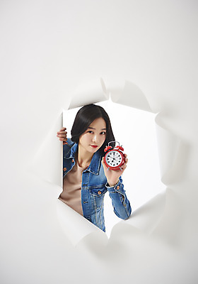 포토 JPG 스튜디오촬영 여자 종이 대학생 벽지 실내 한명 들기 상반신 20대 성인 앞모습 청춘 한국인 자명종 흰배경 찢어짐 성인여자한명만 뚫기 나오기 국내포토 1 학생 뷰포인트 시계 백그라운드 컨셉 모션 사람 동양인 청년 내부 알람 흰색 여자한명만 성인여자만 파일형식