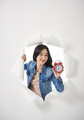 포토 JPG 스튜디오촬영 여자 종이 대학생 벽지 실내 한명 미소 들기 상반신 20대 성인 앞모습 청춘 한국인 자명종 흰배경 찢어짐 성인여자한명만 뚫기 나오기 국내포토 1 학생 뷰포인트 시계 백그라운드 컨셉 모션 표정 사람 동양인 청년 내부 알람 흰색 여자한명만 성인여자만 파일형식