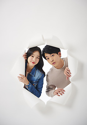 포토 JPG 스튜디오촬영 응시 여자 남자 종이 대학생 벽지 실내 상반신 20대 성인 두명 앞모습 청춘 한국인 흰배경 찢어짐 성인만 뚫기 나오기 국내포토 학생 시선 뷰포인트 백그라운드 컨셉 모션 사람 동양인 청년 내부 흰색 파일형식