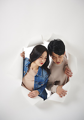 포토 JPG 스튜디오촬영 여자 남자 종이 대학생 벽지 실내 상반신 20대 성인 두명 앞모습 청춘 경쟁 한국인 흰배경 찢어짐 성인만 뚫기 나오기 국내포토 학생 뷰포인트 백그라운드 컨셉 모션 사람 동양인 청년 내부 흰색 파일형식