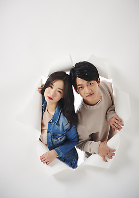 포토 JPG 스튜디오촬영 여자 남자 종이 대학생 벽지 실내 상반신 20대 성인 두명 앞모습 청춘 경쟁 한국인 흰배경 찢어짐 성인만 뚫기 나오기 국내포토 학생 뷰포인트 백그라운드 컨셉 모션 사람 동양인 청년 내부 흰색 파일형식