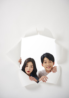 포토 JPG 스튜디오촬영 응시 여자 남자 종이 대학생 벽지 실내 상반신 20대 성인 두명 앞모습 청춘 한국인 흰배경 찢어짐 성인만 뚫기 나오기 국내포토 학생 시선 뷰포인트 백그라운드 컨셉 모션 사람 동양인 청년 내부 흰색 파일형식