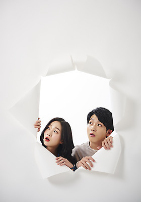 포토 JPG 스튜디오촬영 응시 여자 남자 종이 대학생 벽지 실내 상반신 20대 성인 두명 앞모습 청춘 놀람 한국인 호기심 흰배경 찢어짐 성인만 뚫기 나오기 국내포토 학생 시선 감정 뷰포인트 백그라운드 컨셉 모션 표정 사람 동양인 청년 내부 흰색 파일형식