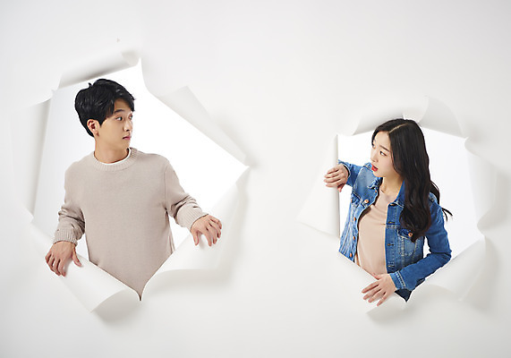 포토 JPG 스튜디오촬영 여자 남자 종이 대학생 벽지 실내 상반신 20대 성인 두명 앞모습 청춘 마주보기 한국인 흰배경 찢어짐 성인만 뚫기 나오기 국내포토 학생 뷰포인트 백그라운드 컨셉 모션 사람 동양인 청년 내부 흰색 파일형식